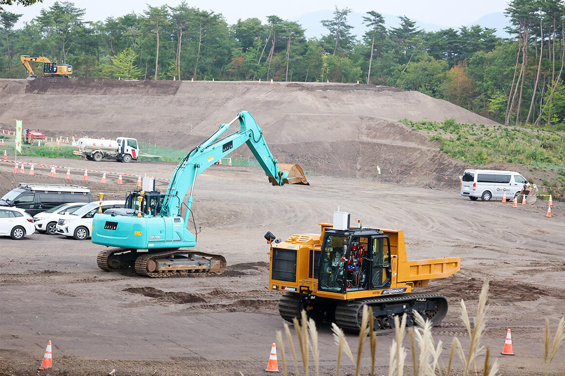 浅間山麓の砂防堰堤外工事で、より実践的な無人化施工システムをアクティオが構築