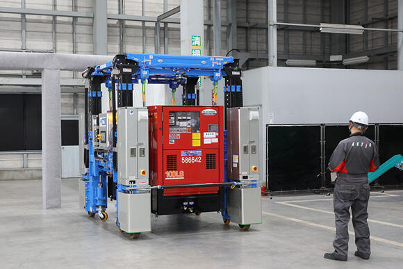 運搬する機器や現場の通路幅に合わせて本体のサイズを変えられるのがポイントだ。各種操作はリモコンで行う
